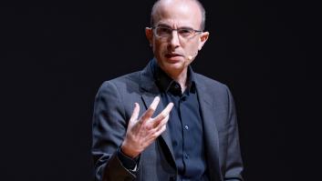 Noah Harari hiela Davos con su reflexión más provocadora: "Lo que se teme de los inmigrantes humanos será verdad con la IA"