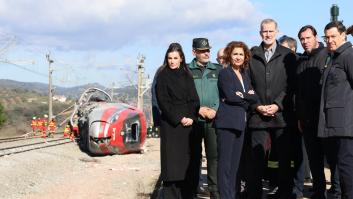 Una experta en protocolo describe con cinco tremendas palabras la foto de Felipe VI y Letizia en la zona del accidente ferroviario en Adamuz