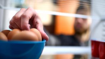 Christophe, experto en microbiología, zanja el debate sobre los huevos y la nevera: "Si los compraste a temperatura ambiente, déjalos fuera"