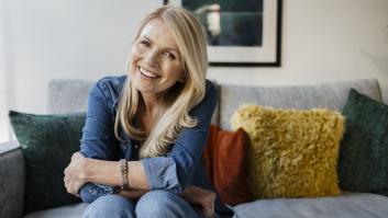 Tiene 61 años pero su edad biológica es 35: esta CEO dice que rejuvenece yendo a 'raves' y limpiando su casa