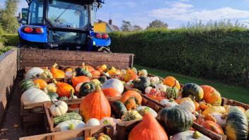 Alec, trabajador agrícola, conduce su tractor por su barrio repartiendo frutas y verduras: "Queremos estar ahí para la gente"