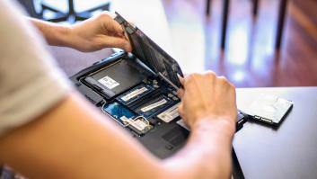 Lleva 10 años sin pagar luz gracias a la "basura": ha conectado 1.000 baterías viejas de portátil a sus placas solares