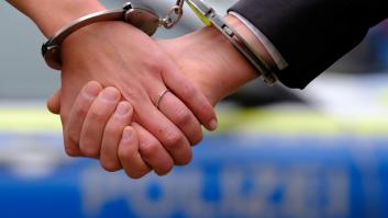 Pánico en una boda cuando la policía irrumpe para detener al padre de la novia: "¡En mi boda no!"