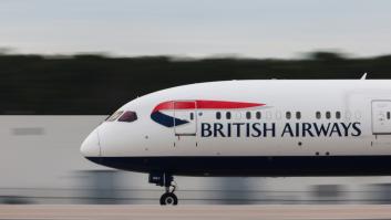 Laura, azafata con 30 años de experiencia, pide 87.000 euros de indemnización tras salir disparada en unas turbulencias: el piloto dice que solo vio "nubes blancas"