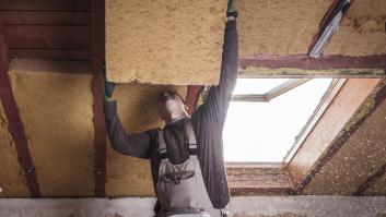 De casa ecológica a estercolero: instaló un aislamiento de hierba y ahora su buhardilla huele a basura las 24 horas del día