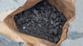 Una mujer hace una barbacoa y la bolsa de carbón venía con sorpresa: "Los vecinos oyeron mis gritos y vinieron a ver qué pasaba"