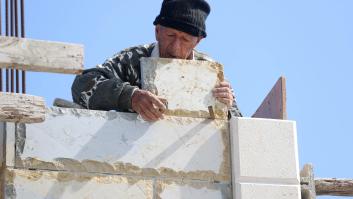 Robin, 80 años, se levanta a las 4:30 de la mañana, trabaja 15 horas al día y se niega a jubilarse para no "morir en vida": "Hay dos sillas que te matan: la eléctrica y el sofá"