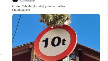 Un municipio de Asturias cuelga un maravilloso cartel debajo esta señal de tráfico: la denuncia es un problema muy real