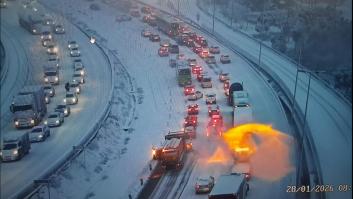 Coches atrapados, árboles caídos o trineos en la nieve: las imágenes que deja el temporal Kristin