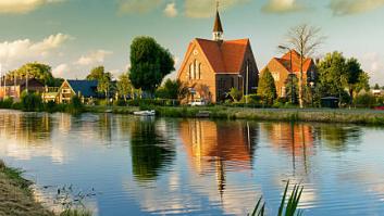Michel, 63 años, vive en una casa de madera con cabras y sus gallinas: "Me dan leña, eso me da calor"