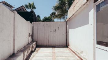 Cuando un muro decide quién sale de casa: dos octogenarios, atrapados en la suya por culpa de sus vecinos