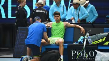 ¿Es legal la asistencia médica por calambres que ha solicitado Alcaraz y que ha desatado la ira de Zverev?