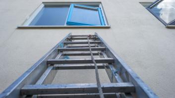María, 70 años, tiene que entrar a su casa por la ventana con una escalera: la guerra por una herencia la mantiene "enjaulada"