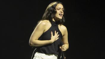 Rosalía sube de nuevo al escenario la estética 'Lux' con esta romántica falda y un top negro