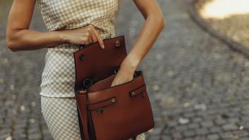 Compra un bolso por 6 euros y se encuentra con un pequeño botín y la confesión de una esposa despechada: "Era de la novia de mi marido"