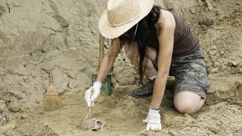 Linda, arqueóloga, descubre un misterioso anillo de oro y piensa que le están gastando una broma: "Empecé a temblar"