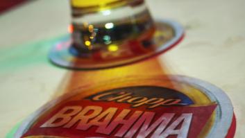 Adiós al récord Guinness: el momento en que una niña derrumba una torre gigante con 63.000 posavasos en un segundo