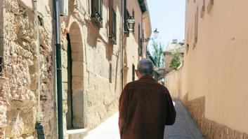 Un anciano pasea por las calles de un histórico pueblo