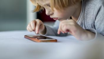 Un niño, con un teléfono móvil