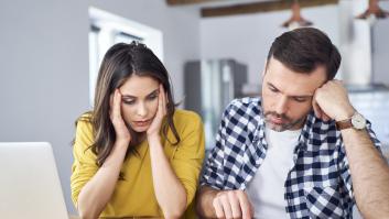 Una pareja mira con preocupación sus finanzas en su ordenador