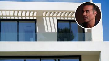 Composición de la fachada de una casa y Christian, propietario de una vivienda en Alicante.