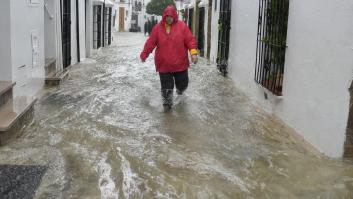 GRAZALEMA (CÁDIZ), 04/02/2026.- Un vecino de Grazalema (Cádiz) camina por una calle inundada debido a las intensas lluvias que se registran este miércoles en la localidad gaditana, que acumula 238,3 litros por metro cuadrado y que suceden al mes de enero más lluvioso desde principios del siglo XX en la localidad. EFE/Román Ríos.