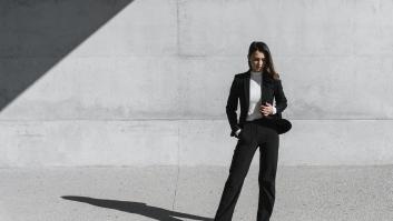 Una mujer vestida de negro en Granada, España