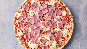 Una pizza refrigerada de jamón y queso.