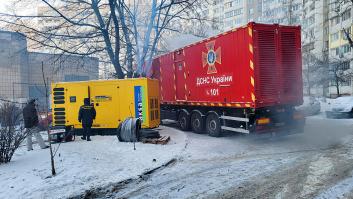 En Kiev relatan que duermen con el abrigo puesto a la luz de una vela ante los continuos ataques rusos a la red eléctrica