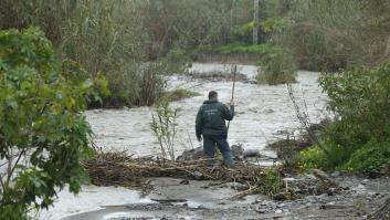 Cinco kilómetros de río y un helicóptero en el aire: sigue la búsqueda de la mujer que cayó al agua al intentar salvar a su perro en Málaga