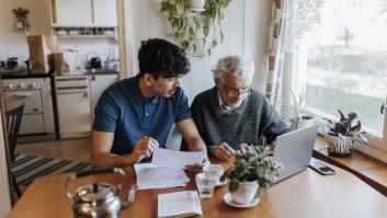 Carlos, boliviano que cuida personas mayores en España desde hace 25 años: "Tengo 14 estrellas en el cielo"
