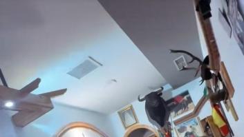 Entra a un bar de Sevilla para huir de la lluvia y lo que ve al sentarse le produce un gran impacto