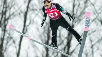 Esquiador Yukiya Sato durante un salto de esquí en Polonia