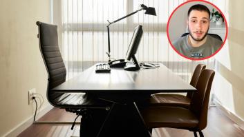 Le hacen una entrevista de trabajo y el de Recursos Humanos no da crédito por lo que hace mientras contesta las preguntas