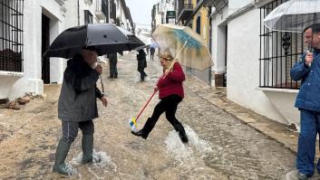 Un grupo de vecinos caminan por una calle inundada debido a las fuertes lluvias en Grazalema (Cádiz), el 5 de febrero de 2026.