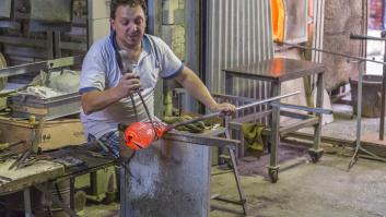 Un profesional trabajando el vidrio, en una imagen de archivo.