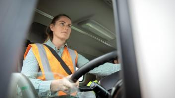 Sandra, de ingeniera en Venezuela a camionera en Valencia: "1.800-2.000 euros netos por 9 horas de trabajo en regional me parece justo"