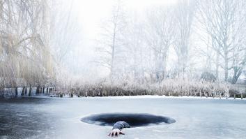 Una persona sumergida en un agujero de hielo