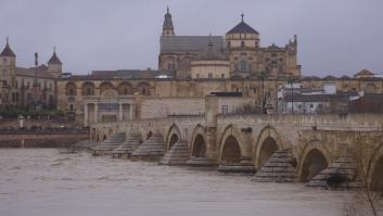 El puente romano de Córdoba tras la crecida del Guadalquivir, en imágenes