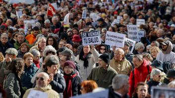 Miles de personas recorren este domingo el centro de Madrid en una manifestación contra la política sanitaria de Ayuso.