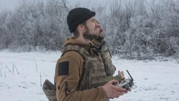 Soldado controlando dron.