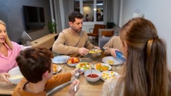 Las cenas familiares pueden reducir el riesgo de consumo de sustancias para muchos adolescentes