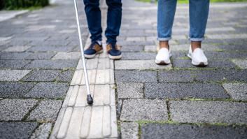 Multado con 24.000 euros porque la terraza de su bar pisa una línea para ciegos: "No pienso pagar"