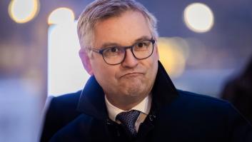 Bruselas avisa a España por la regularización masiva de inmigrantes: "Un permiso de residencia no es un cheque en blanco"