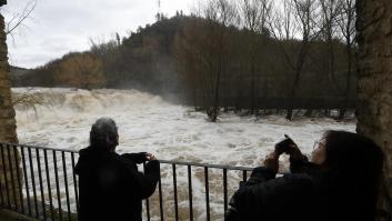 VILLAVA, 10/02/2026.- Aspecto que presenta la cascada de la Trinidad de Arre con el rio Ultzama a su paso por la localidad de Villava tras las lluvias de estos dias pasdos. Pamplona y Burlada están en situación de preemergencia por el riesgo de desbordamientos del río Arga, aunque, la tendencia del caudal es a la baja. EFE/ Jesús Diges