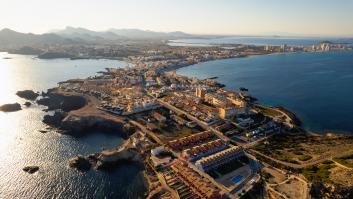 Un youtuber británico se fija en los precios de la vivienda en un pueblo del Mar Menor: "Parece un poco caro para la infraestructura que tienes y para los servicios que tienes"