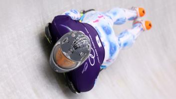 Vladyslav Heraskevych, entrenando con el caso en cuestión en la pista de skeleton