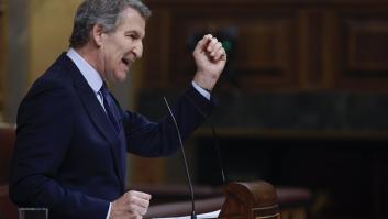 MADRID, 11/02/2026.- El presidente del PP, Alberto Núñez Feijóo, interviene desde la tribuna de oradores tras la intervención del presidente del Gobierno, Pedro Sánchez, que ha comparecido este miércoles ante el pleno del Congreso para hablar sobre la crisis ferroviaria tras los accidentes de Adamuz (Córdoba) y Barcelona, y sobre la agenda internacional. EFE/Javier Lizón