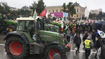 Una tractorada "fúnebre" de 2.500 agricultores clama en Madrid contra el pacto con Mercosur
