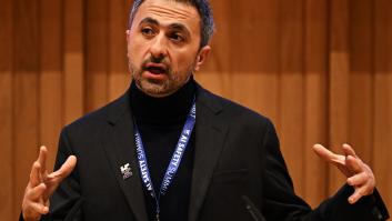 Mustafa Suleyman dando un discurso